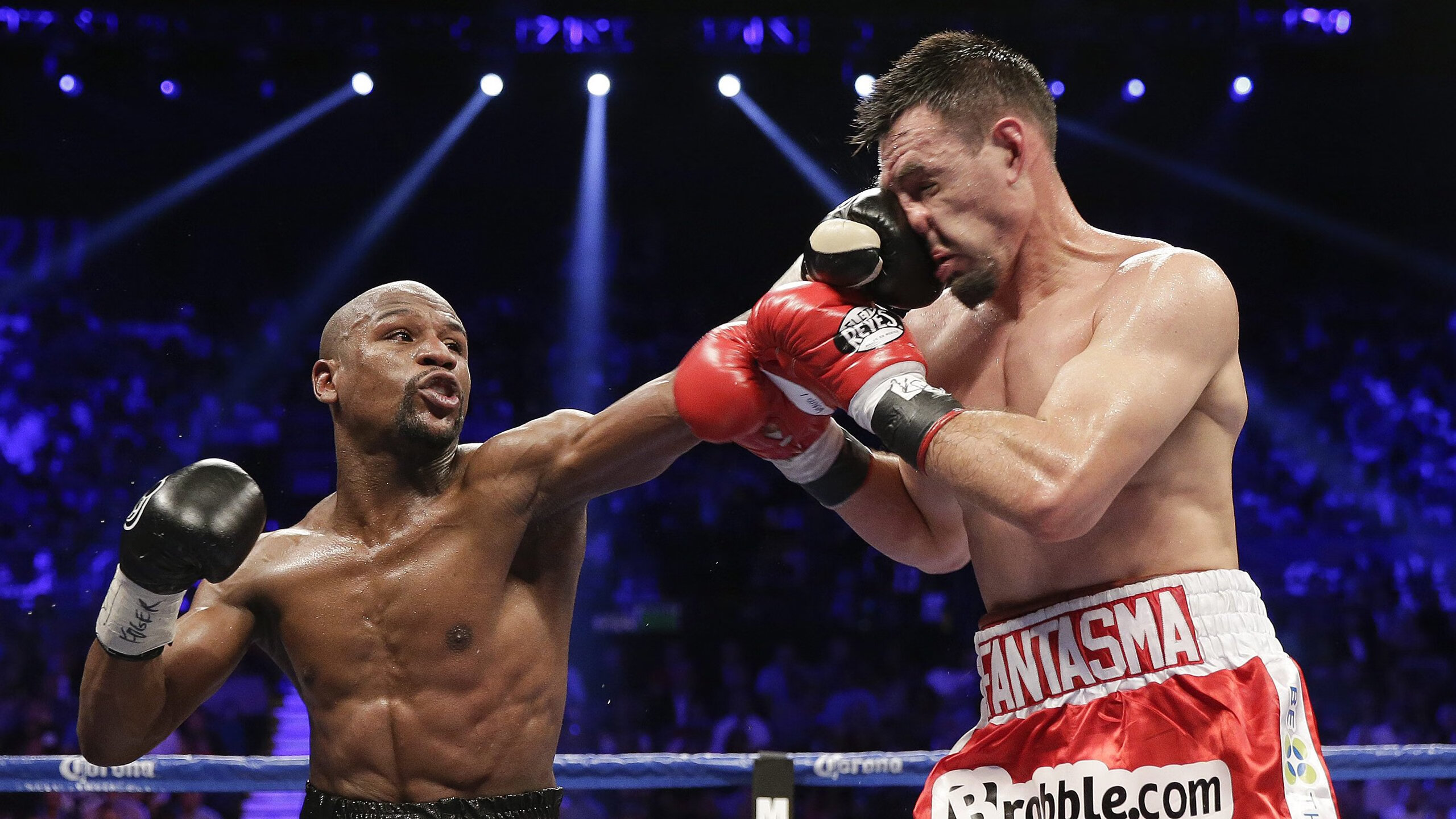 特斯·冯·迪克：全能型中场，支撑南非队进攻与防守的平衡，冯斯特拉克家族